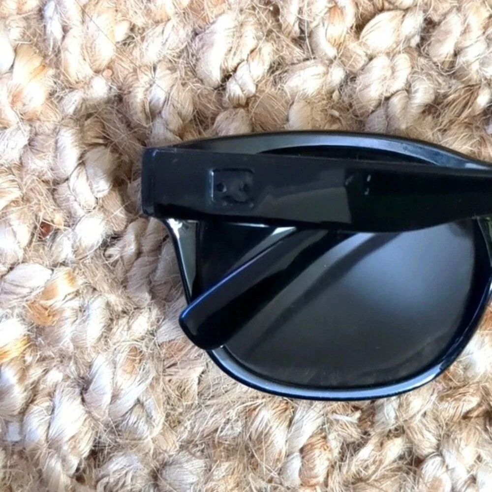 Kreedom Ripley Sunglasses flaw missing silver logo left side